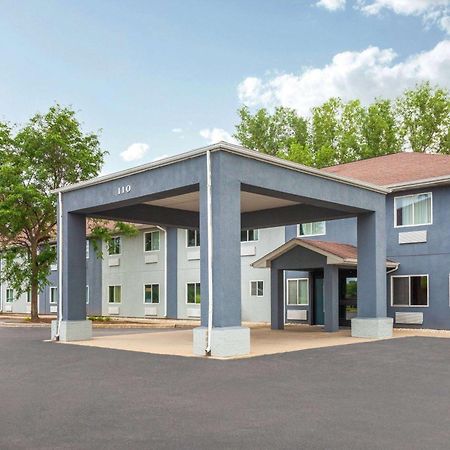 Super 8 By Wyndham Mchenry Fox Lake Area Exterior foto