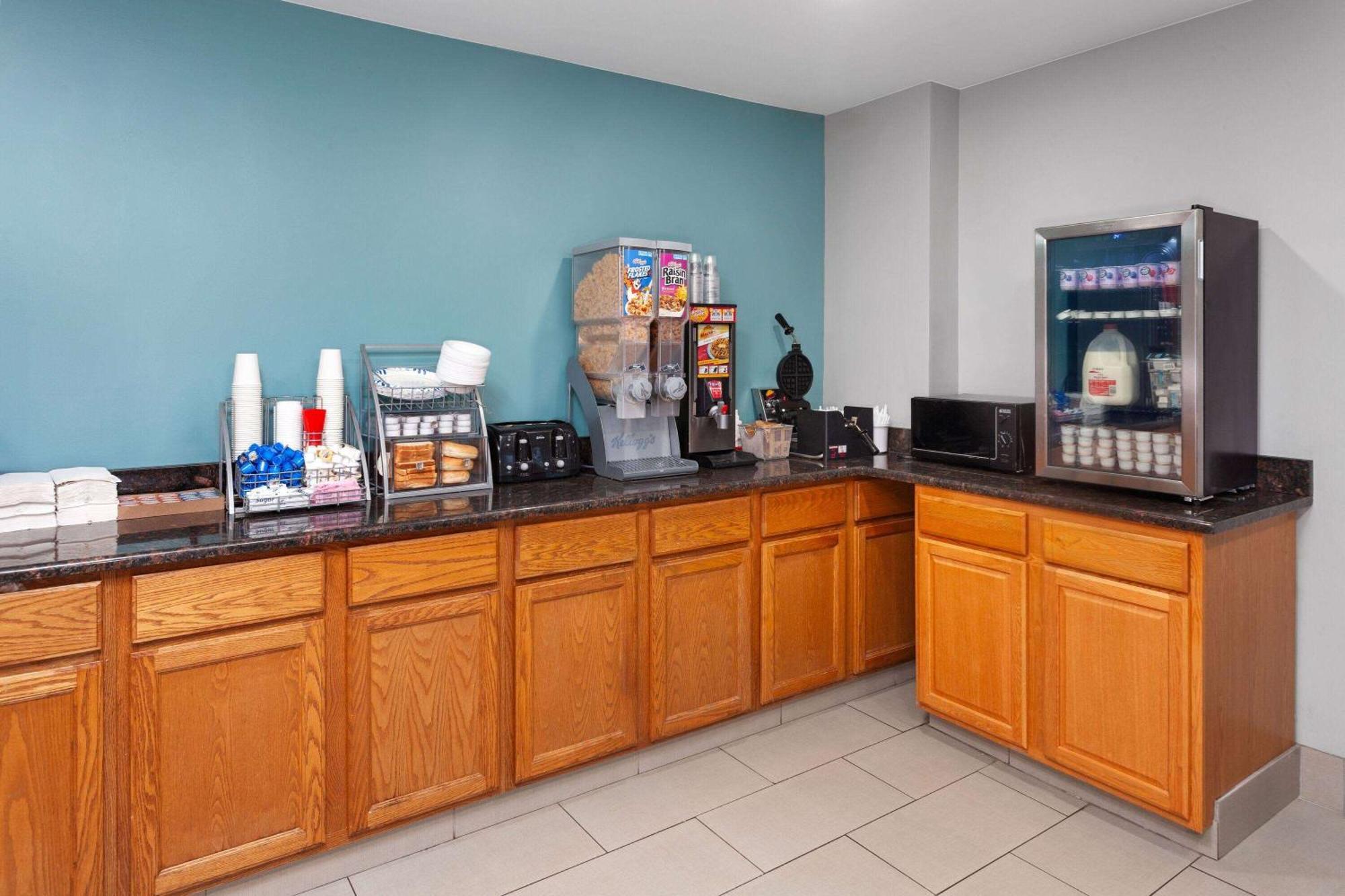 Super 8 By Wyndham Mchenry Fox Lake Area Exterior foto