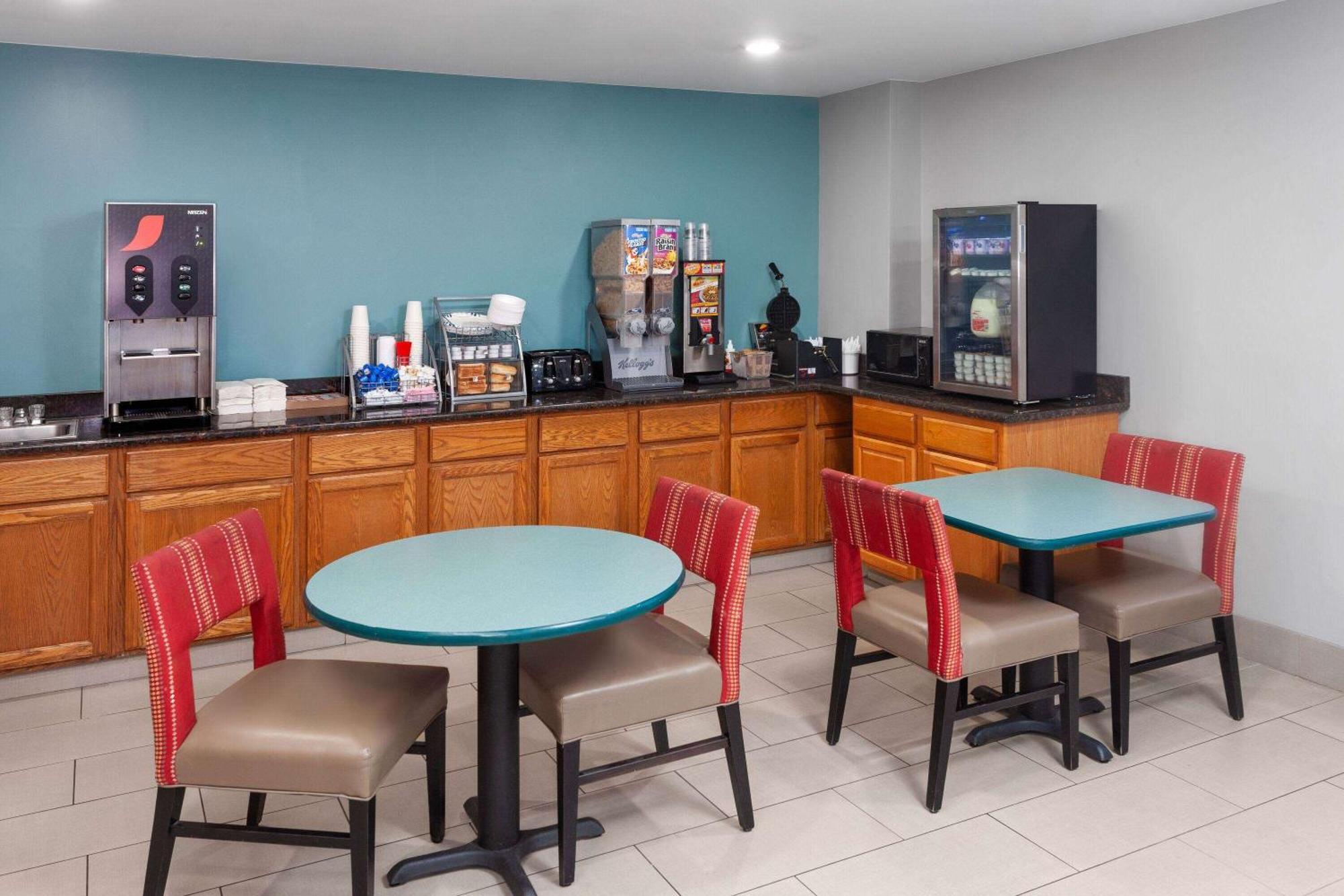 Super 8 By Wyndham Mchenry Fox Lake Area Exterior foto